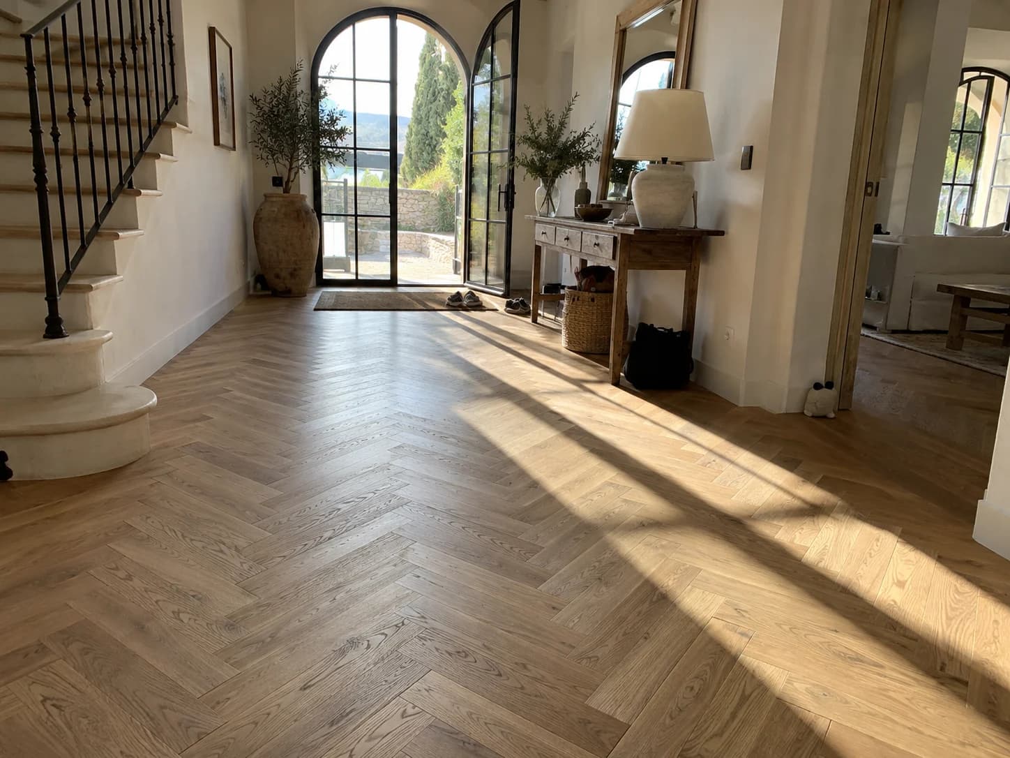 Villa girişinde masif meşe balıksırtı parke