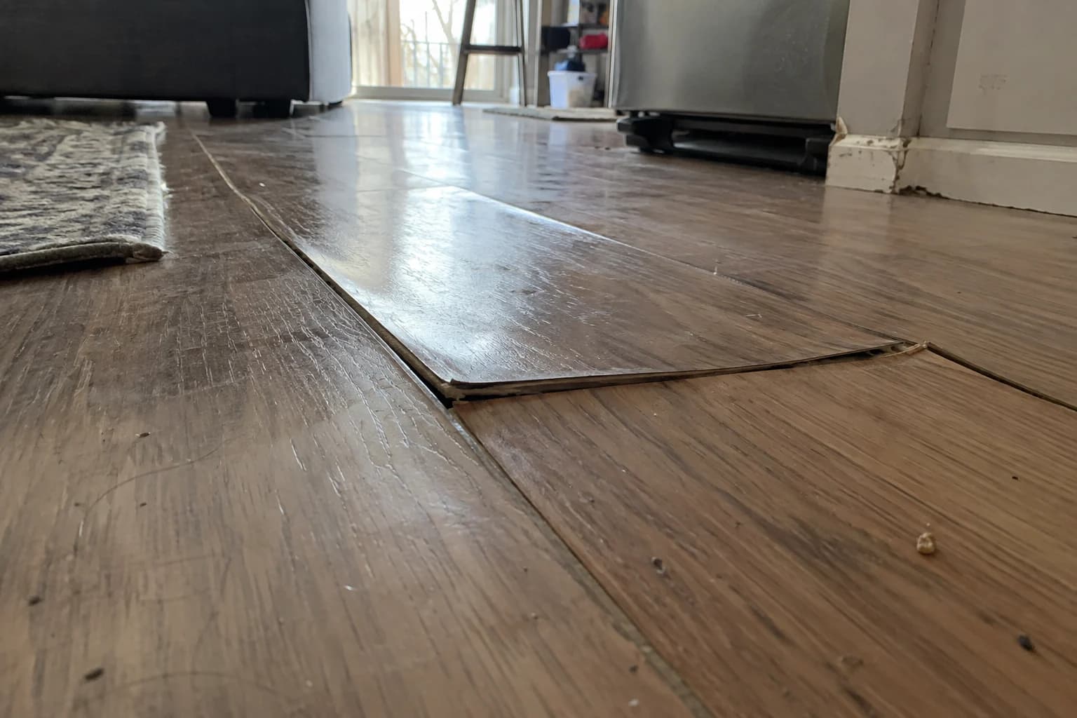 Nem alıp derzlerinden kabarmış laminat parke