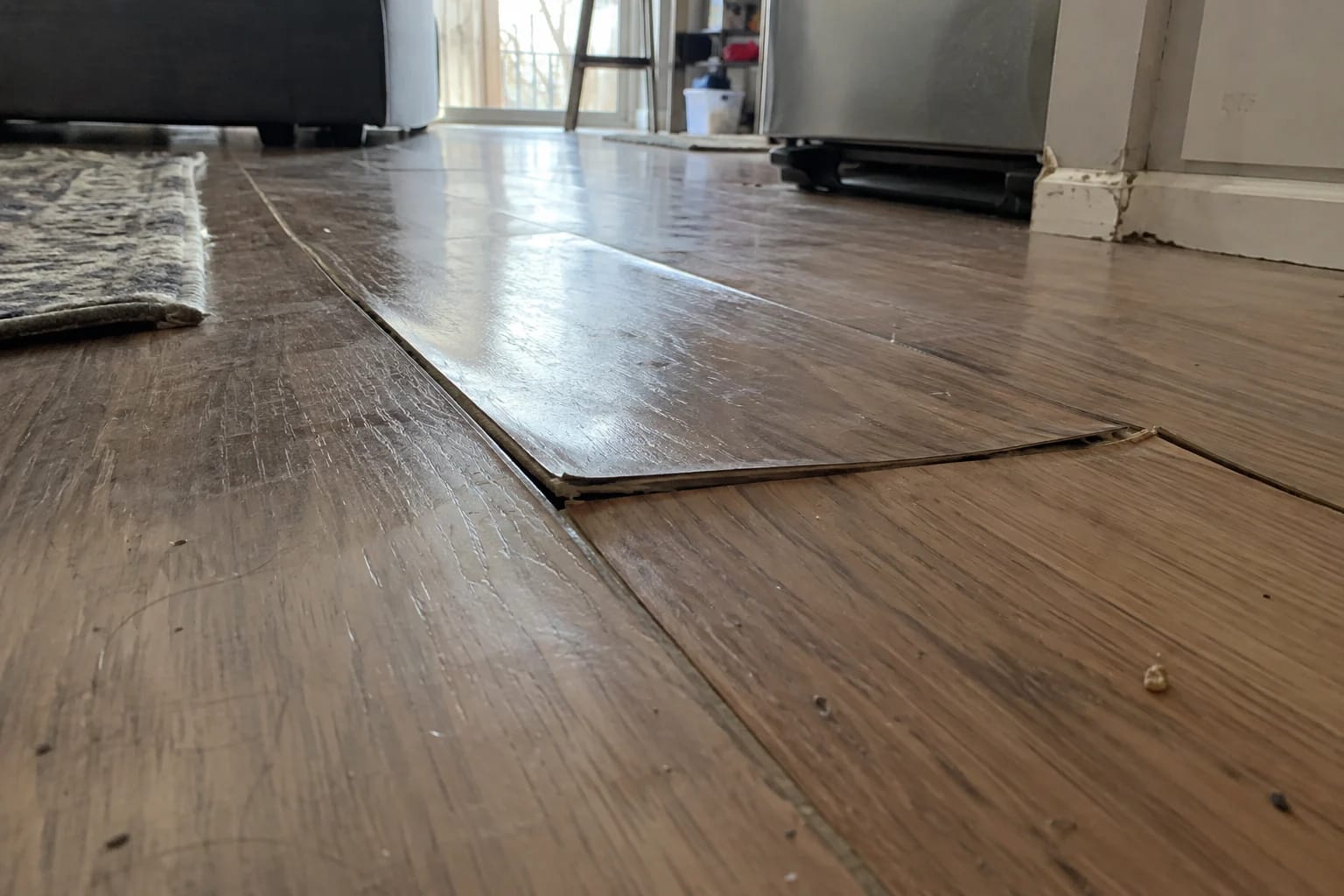 Nem alıp derzlerinden kabarmış laminat parke